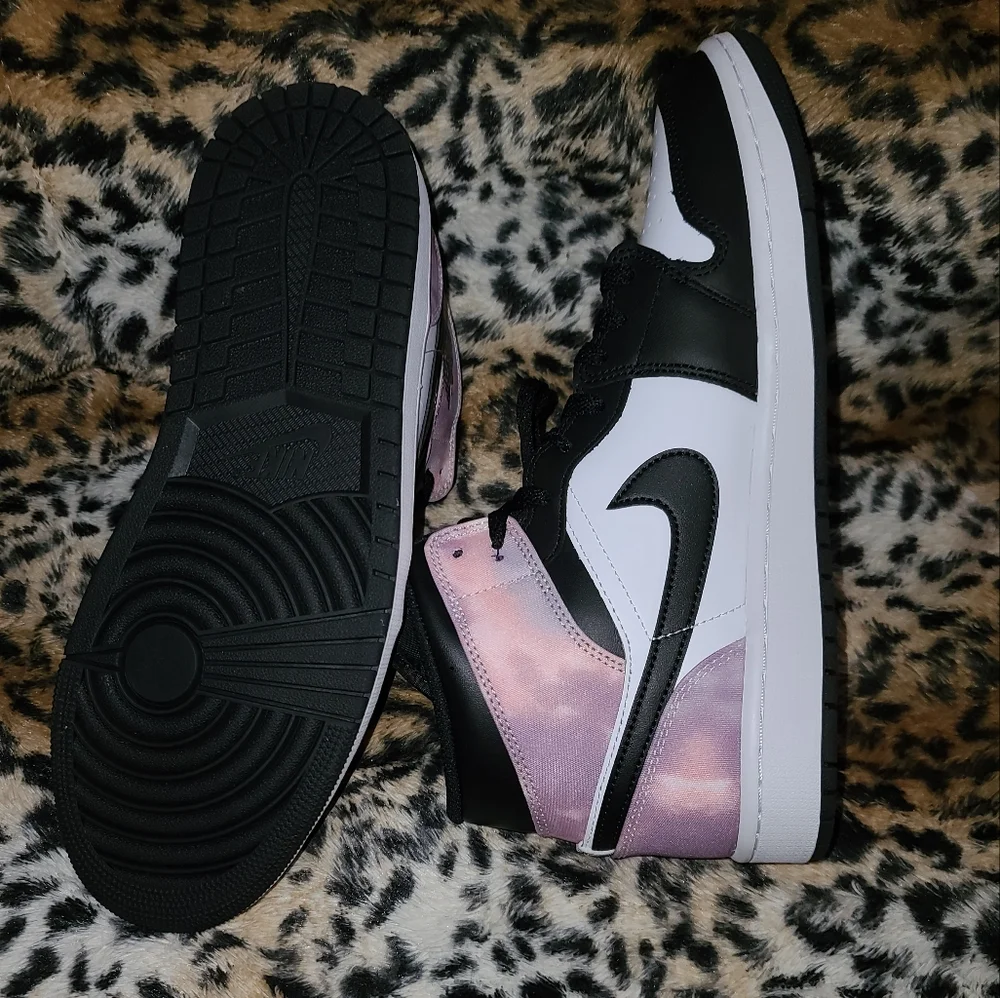 Jordan Sneakers - Picture 14 of 17